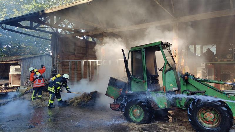 Autofahrer sorgen bei A1-Unfall am Morgen für Ärger Durch das schnelle Eingreifen der Feuerwehr konnte ein Übergreifen der Flammen verhindert werden.