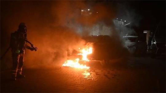 Durch den Brand entstand ein Totalschaden an dem schwarzen Audi. Die Polizei geht von Brandstiftung aus.