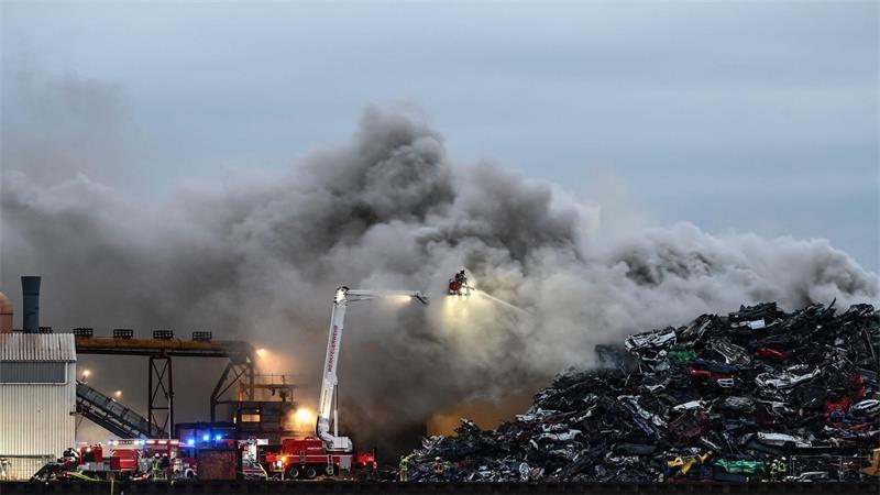 Großbrand auf Schrottplatz – Viele Notrufe Durch den Brand von Altmetall auf dem Schrottplatz ist eine große Rauchwolke entstanden, die auch von einem starken Geruch begleitet wird.