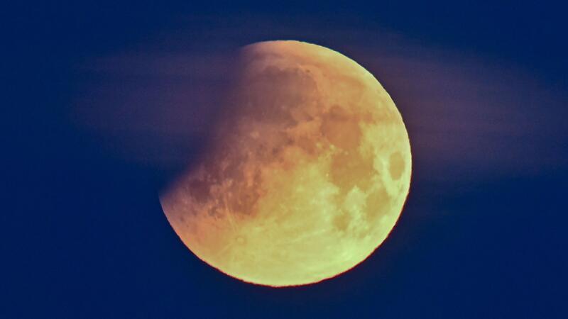 Partielle Mondfinsternis: Kann man das Phänomen im Kreis Stade sehen? Durch den Erdschatten verdunkelt sich der Mond. (Archivbild)