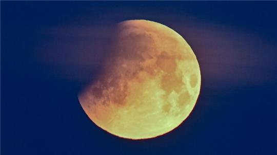 Durch den Erdschatten verdunkelt sich der Mond. (Archivbild)
