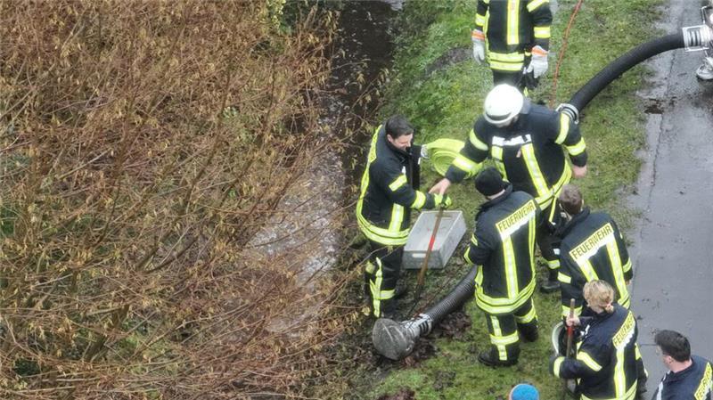 Durch den Gedächtnisgraben fließt kein Wasser, es steht und sammelt sich. Die Feuerwehr Schwinge muss anrücken.