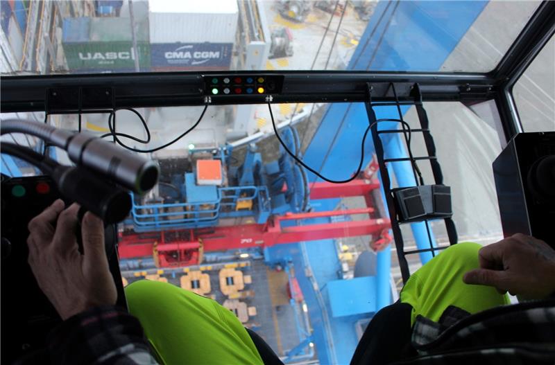 Klaus Moritz schwebt über den Containern Durch den Glasboden sieht der Brückenfahrer das Deck. Fotos Richter