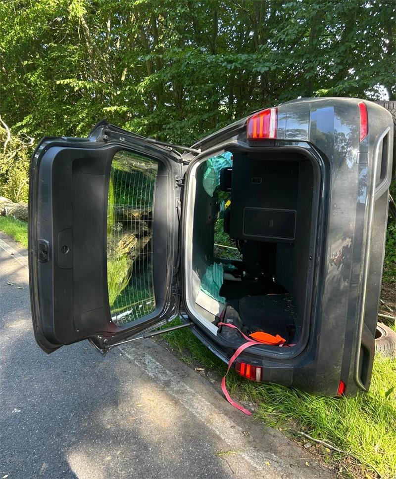 56-jährige Autofahrerin in Harsefeld schwer verletzt – K26 nach Unfall gesperrt Durch den Kofferraum wurde die Frau an der K26 aus ihrem Wagen befreit.