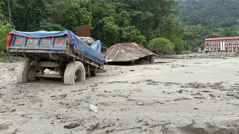 Massengräber in Nepal stoßen auf Kritik - Suche geht weiter Durch den Schlamm war vielerorts kaum ein Durchkommen möglich.