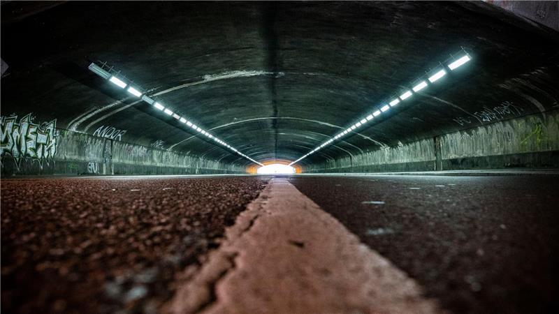 Duisburg sucht neuen Umgang mit der Loveparade-Katastrophe Durch den Tunnel führte für alle Besucher der Weg auf das Festivalgelände. Hier kam es zu dem tödlichen Gedränge. (Archivbild)