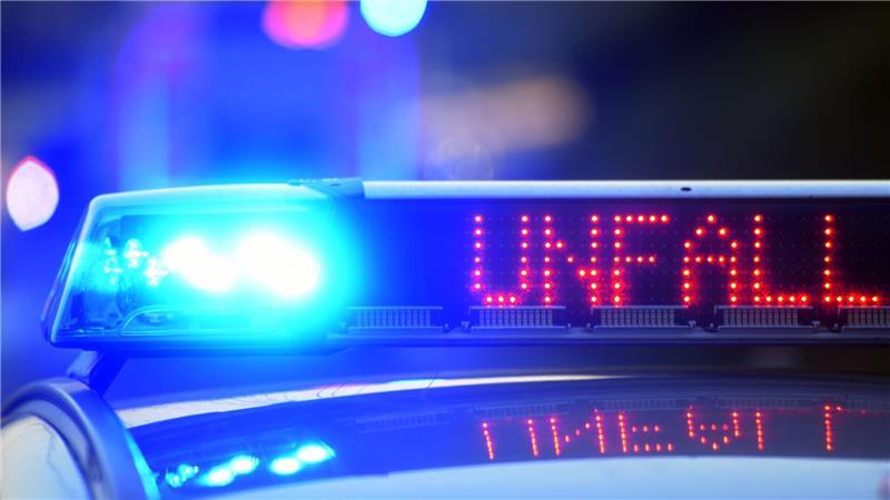 Motorradfahrer missachtet Stoppschild - schwer verletzt Durch den Unfall musste die Straße 45 Minuten lang gesperrt werden. (Symbolbild)