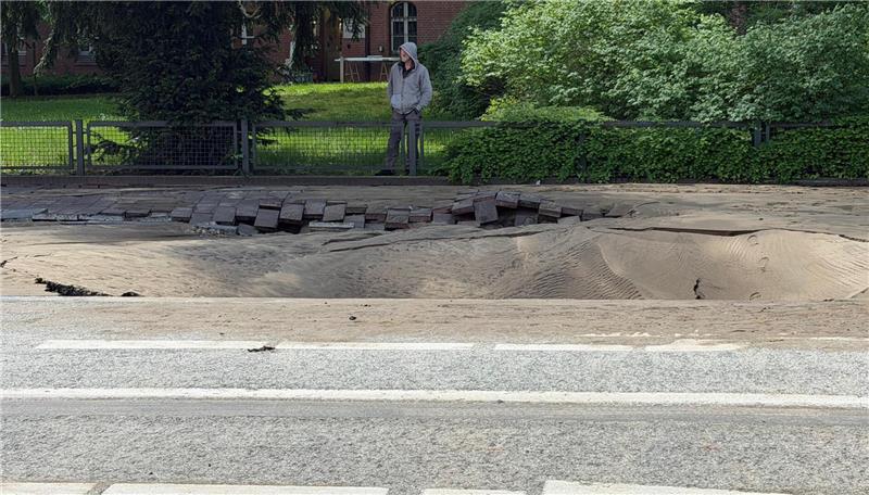 Durch den Wasserrohrbruch im Bleicherweg wurde die südliche Fahrbahnseite auf Höhe des Amtsgerichts Harburg unterspült.