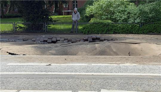 Durch den Wasserrohrbruch im Bleicherweg wurde die südliche Fahrbahnseite auf Höhe des Amtsgerichts Harburg unterspült.