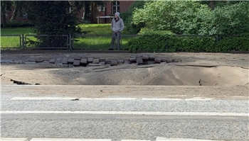 Durch den Wasserrohrbruch im Bleicherweg wurde die südliche Fahrbahnseite auf Höhe des Amtsgerichts Harburg unterspült.