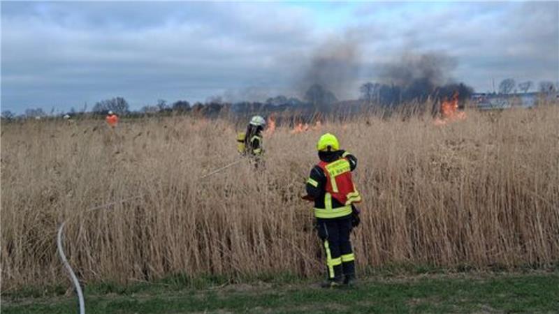 Durch den Wind breiten sich die Flammen immer weiter aus.