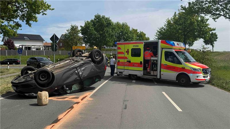 Durch den Zusammenstoß wurde ein Fahrzeug auf das Dach geschleudert.