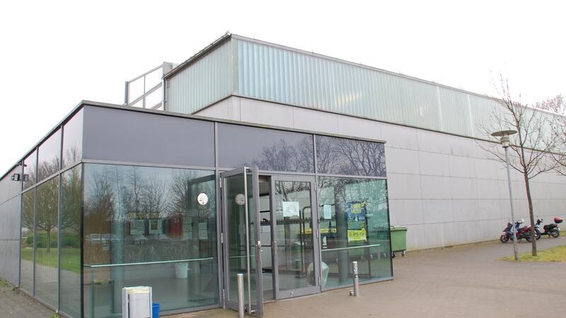 Durch die Beschädigung des Flachdaches (links) kam es zu einem Wasserschaden in der gesamten Sporthalle.