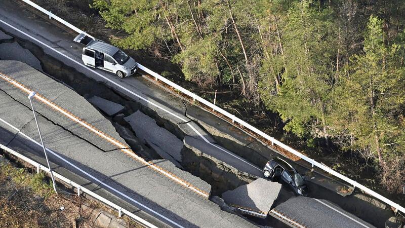Erdbeben in Japan: Zahl der Todesopfer steigt weiter Durch die Erdbeben wurden auch Straßen schwer beschädigt.
