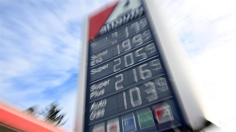 IEA will Ölreserven schneller freigeben Durch die Freigabe von Ölnotreserven soll das Tanken preiswerter werden (Archivbild)