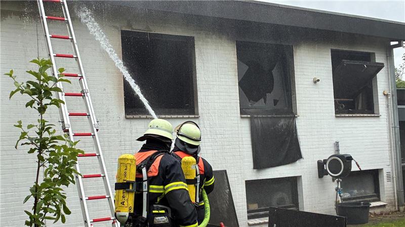 Feuer in Estebrügge: Junge Familie verliert ihr Zuhause Durch die Hitze bersten die Scheiben.