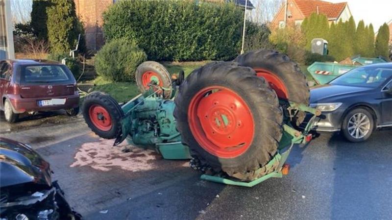 Krautsand: Trecker landet nach Unfall auf dem Dach Durch die Kollision mit einem überholenden Mercedes landete der Trecker auf dem Dach.