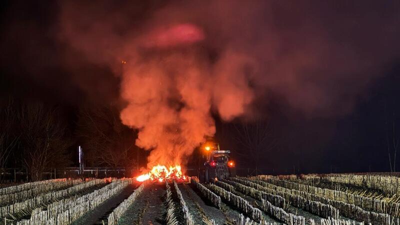 Neun Brände an A27 gelegt – Waren es Protestbauern oder Trittbrettfahrer? Durch die Rauchentwicklung kam zu erheblichen Sichtbeeinträchtigungen im Straßenverkehr.