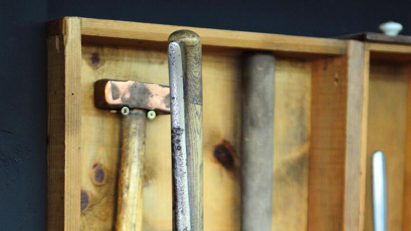 Streit unter Nachbarn eskaliert – Hammerschläge auf den Kopf Durch die Schläge mit dem Hammer ist das Opfer die Treppe hinuntergestürzt (Symbolbild).