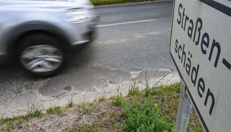 Durch die Straßenausbaubeiträge haben Kommunen die Möglichkeit, Straßensanierungen zu finanzieren. Doch rechtlich ist das höchst angreifbar.