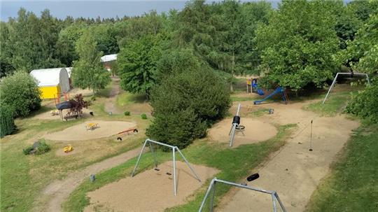 Durch die Teilöffnung konnte zum Ferienbeginn ein Spielplatz für Kinder reaktiviert werden.