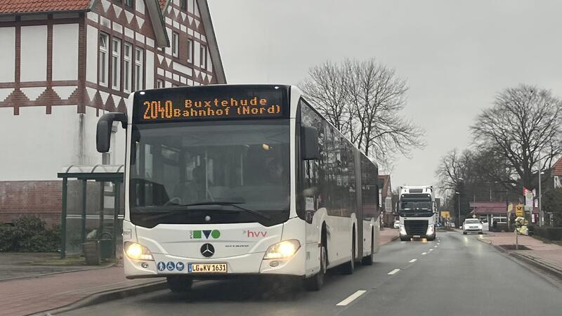 Pendler können aufatmen: Ein Ende der Vollsperrung in Neuenfelde ist in Sicht Durch die Umleitung - infolge der Vollsperrung an der Lidl-Kreuzung in Neuenfelde - hat der 2040er mehr Fahrgäste.