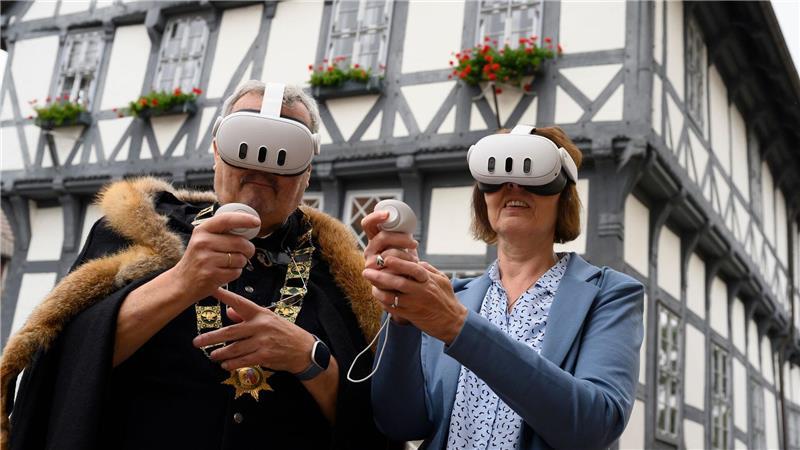Wie virtuelle Zeitreisen neue Touristen anlocken sollen Durch die VR-Brille können Nutzer historische Gebäude besichtigen.