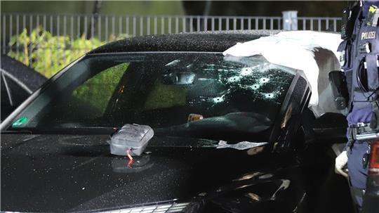 Durch die Windschutzscheibe wurden Schüsse auf einen Mann abgegeben.