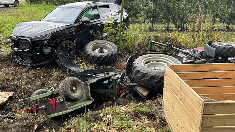 Durch die Wucht des Aufpralls kippte der Ernte-Trecker auf die Seite. 