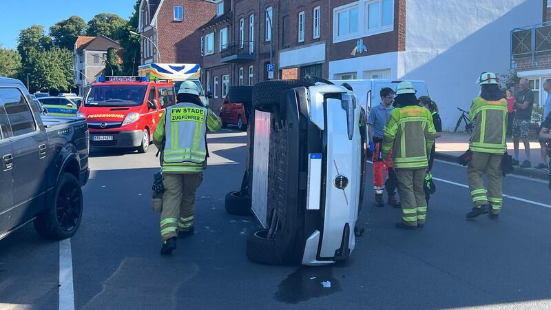 Durch die Wucht des Aufpralls landete der Volvo der Seniorin auf der Seite.
