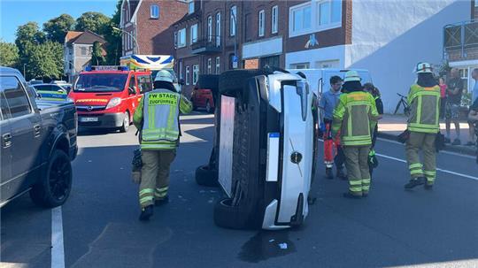 Durch die Wucht des Aufpralls landete der Volvo der Seniorin auf der Seite.