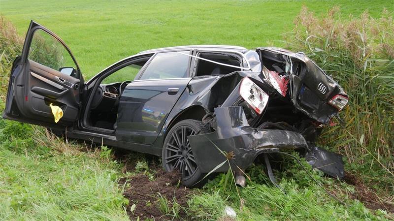 BMW und Audi kollidieren auf B73 – Zwei Verletzte Durch die Wucht des Aufpralls wird der Audi in den angrenzenden Straßengraben geschleudert.