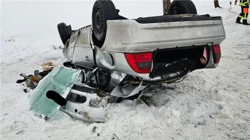 Durch die Wucht des Aufpralls wurde das Fahrzeug im Dachbereich stark eingedrückt.