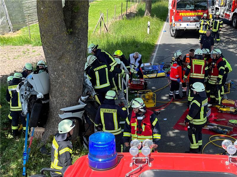 18-Jährige prallt an L130 mit Pkw gegen Baum – lebensgefährlich verletzt Durch die Wucht des Aufpralls wurde der Wagen wie eine Ziehharmonika zusammengedrückt. Foto: Vasel