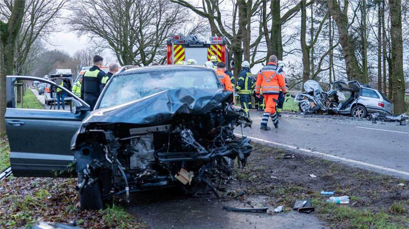 Überholmanöver auf B71 endet in Tragödie Durch die Wucht des Aufpralls wurden beide Autos an den Straßenrand geschleudert. Ein Motorblock riss heraus.