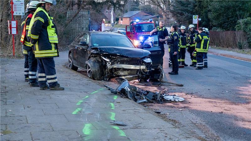 Schwere Unfälle in Hollenstedt – 8 Menschen verletzt Durch die Wucht des Aufpralls wurden die Wagen auf gegenüberliegende Straßenseiten geschleudert.