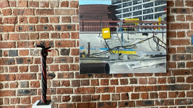 In anderem Zusammenhang würde Barbara Uebels Holzarbeit eher an eine Liane erinnern. Im Kontext von Dirk Behrens Baustellen-Bild wirkt es wie 