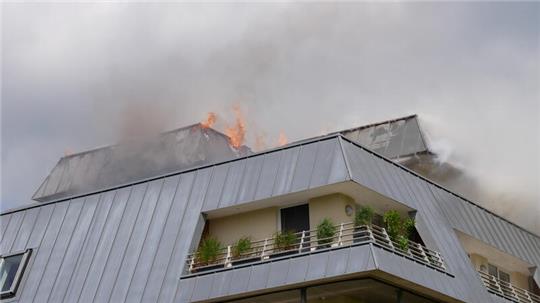 Durch die enorme Hitzeentwicklung schlugen die Flammen durch das Blechdach im Penthouse-Bereich, wo der Brand wahrscheinlich ausgebrochen ist.
