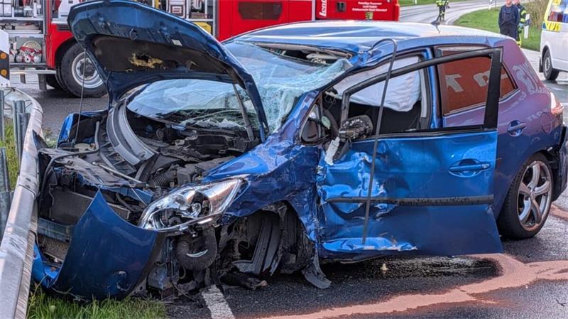 Durch die hohe Wucht des Aufpralls reißt beim Toyota das linke Vorderrad ab, der Wagen dreht sich und kommt im Bereich der Leitplanke schwerbeschädigt zum Stehen.