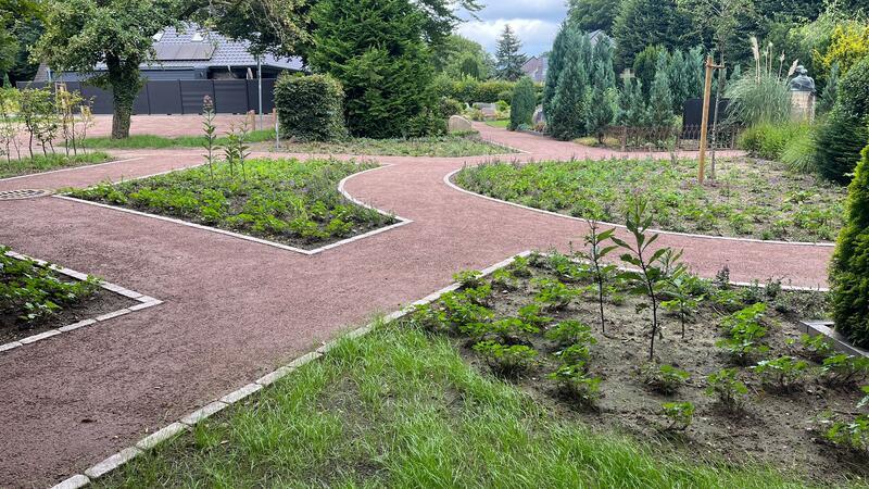 So sieht Agathenburgs neuer Friedhof aus Durch die neuangelegten Wege wirkt der Agathenburger Friedhof parkähnlicher.