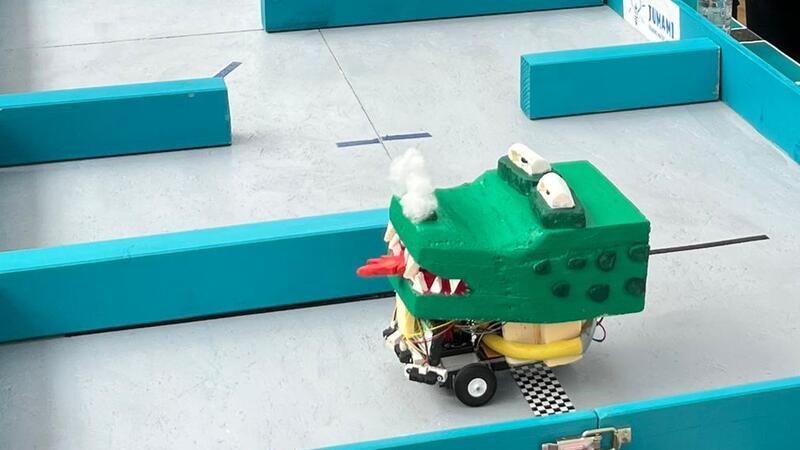 Durch diesen Parcours mussten die Roboter. Hier umkurvt „Rainbow Dragon“ autonom die Hindernisse.