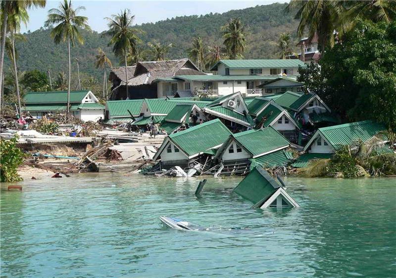 Durch ein Erdbeben im Indischen Ozean mit der Stärke 9,1 auf der Richterskala kommt es am 26. Dezember 2004 zu einer bis zu zehn Meter hohen Flutwelle. Foto: dpa