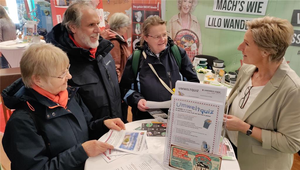 Durch ein Umweltquiz kommt Sabine Kiehl mit den Stadern Annett Kienitz und Werne...