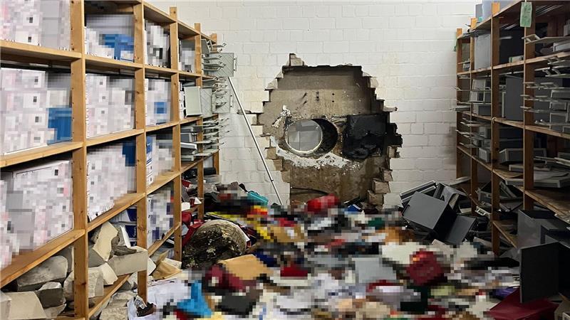 Durch ein großes Loch in der Wand waren die Täter in den Tresorraum gelangt. (Archivbild)