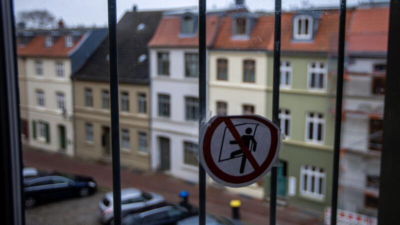 Durch ein vergittertes Hotelzimmerfenster in der ehemalige Jugend-Arrestanstalt können nach dem Umbau zum Hostel „Das Kittchen“ die Übernachtungsgäste auf die Altstadt schauen.