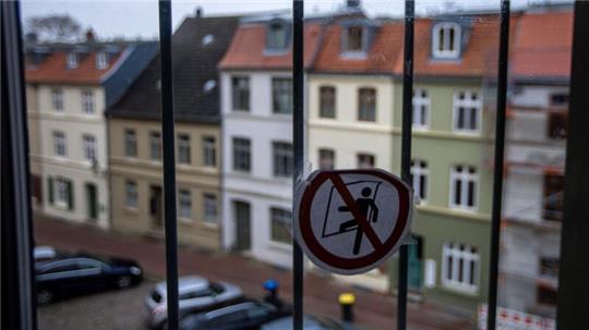 Durch ein vergittertes Hotelzimmerfenster in der ehemalige Jugend-Arrestanstalt können nach dem Umbau zum Hostel „Das Kittchen“ die Übernachtungsgäste auf die Altstadt schauen.