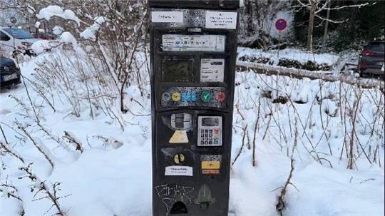 Durch eine Explosion wurde der Parkscheinautomat in Buxtehude beschädigt.
