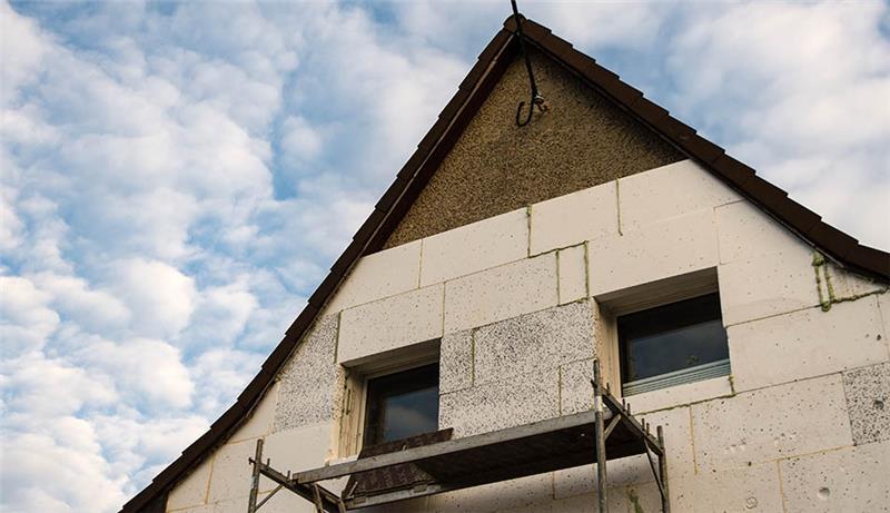 Wenn die Energiekosten trotz Haus-Sanierung hoch bleiben Durch eine Fassadendämmung lässt sich Energie und damit Geld sparen - vorausgesetzt, Hausbesitzer behalten ihr Heizverhalten nach der Sanierung bei. Foto: picture alliance/Sebastian Gollnow/dpa