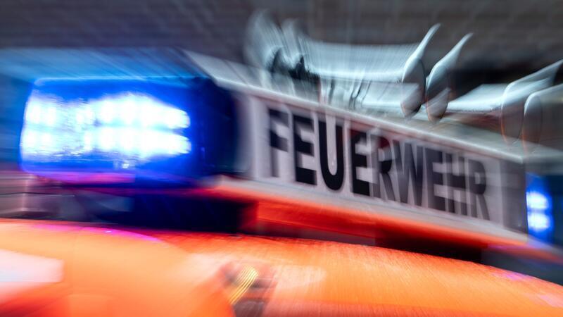 Durch einen Brand in einer Tiefgarage in Hamburg-Steilshoop werden drei Personen verletzt. (Symbolbild)