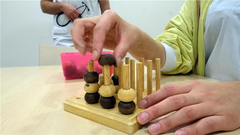 Durch einen Schlaganfall wird oft die Feinmotorik in Mitleidenschaft gezogen. Verschiedene Übungen können helfen, verloren gegangene Fähigkeiten wieder zu erlernen. Foto: picture alliance / Sebastian Willnow/dpa-Zentralbild/dpa